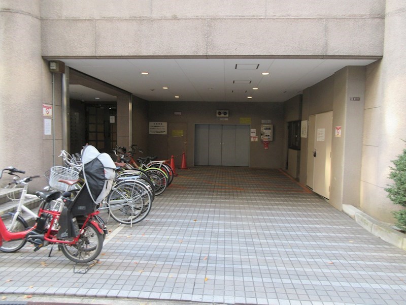 ラクメンビル 駐車場