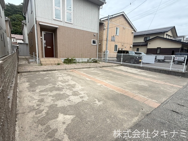 ヴィラ・フォルテ　B棟 駐車場