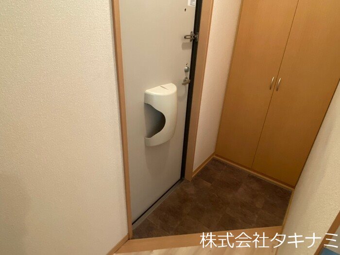 モア・イースト 玄関