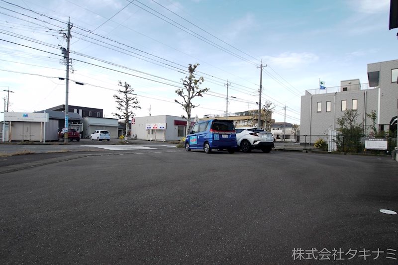 モア・イースト 駐車場