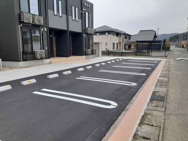 リサイア　Ｂ 駐車場