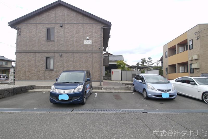 アルナス開発 駐車場