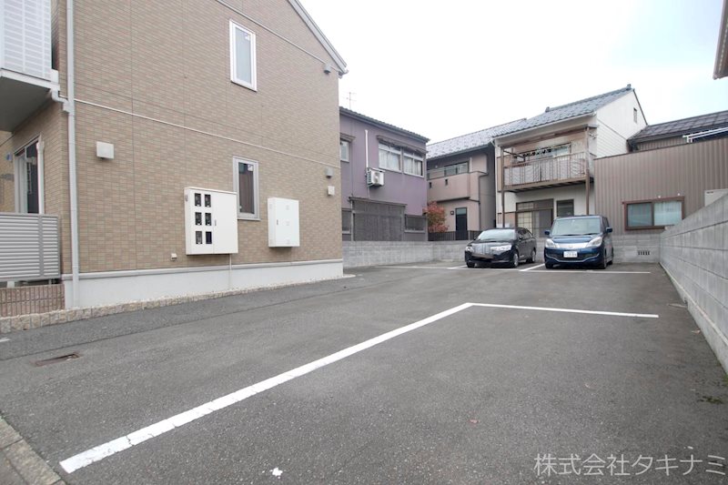 ハピネス三秀 駐車場