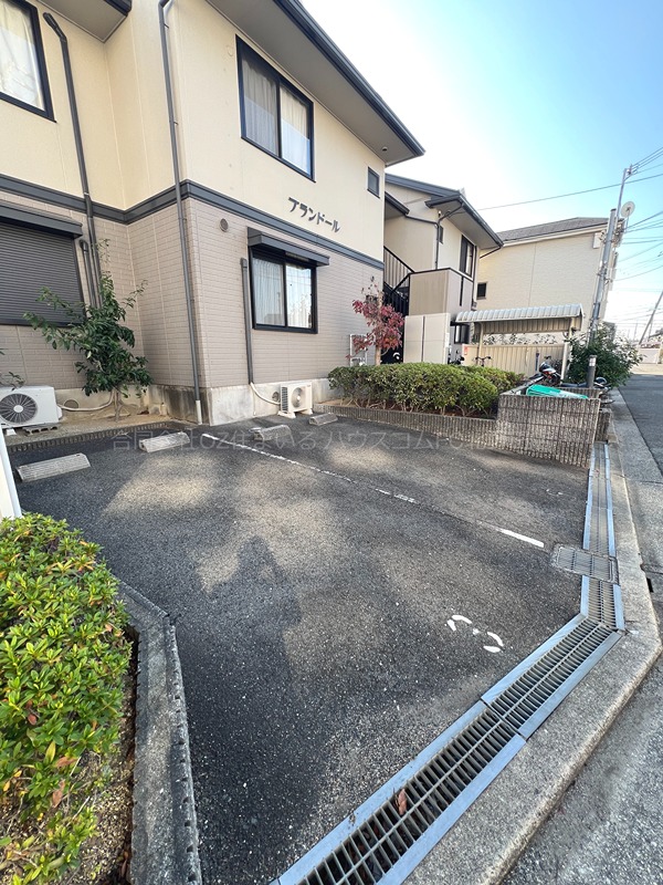 ブランドール 駐車場
