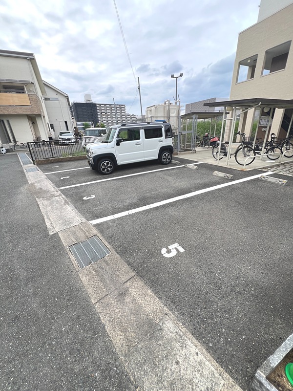 スリーハーブズ狭山Ⅰ番館 駐車場