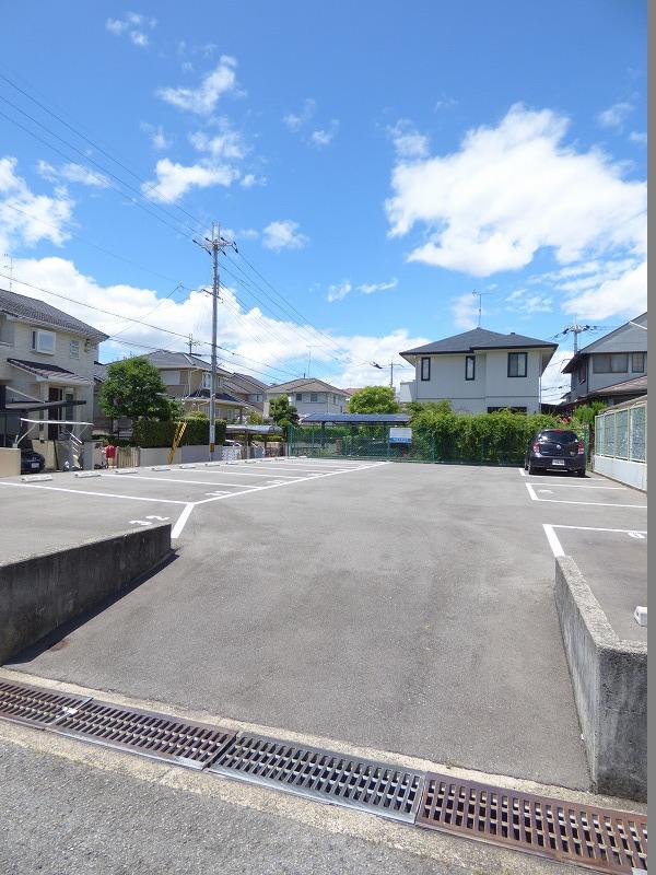 大阪府富田林市津々山台４丁目 駐車場