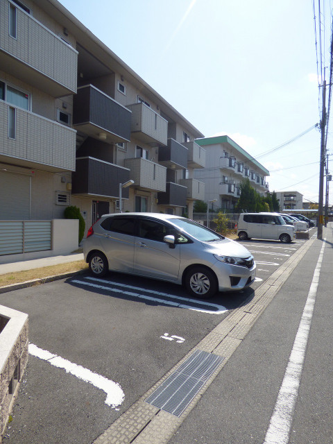 ファミリア金剛 駐車場