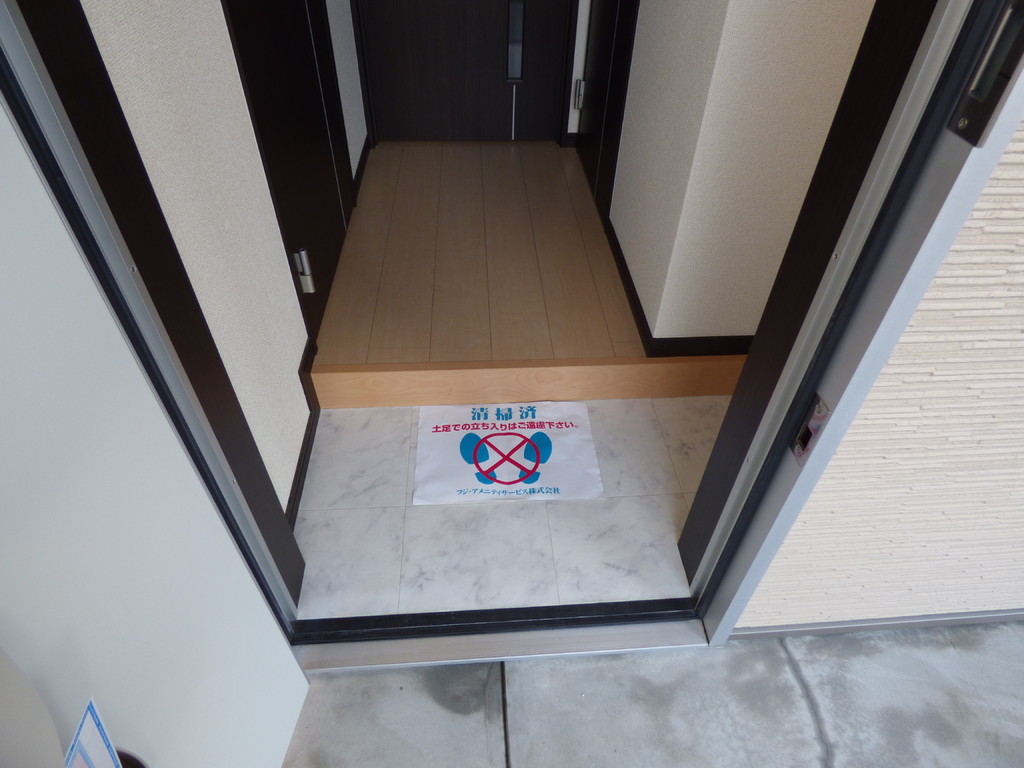 スリーハーブズ狭山Ⅰ番館 玄関