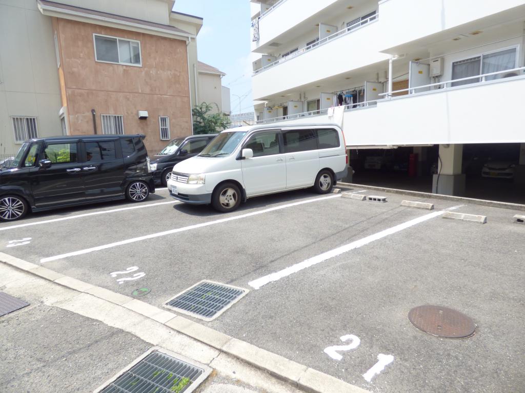 アプティ3番館 駐車場