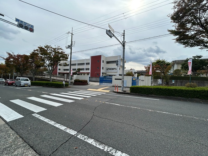 藤沢台6丁目二戸一貸家 小学校