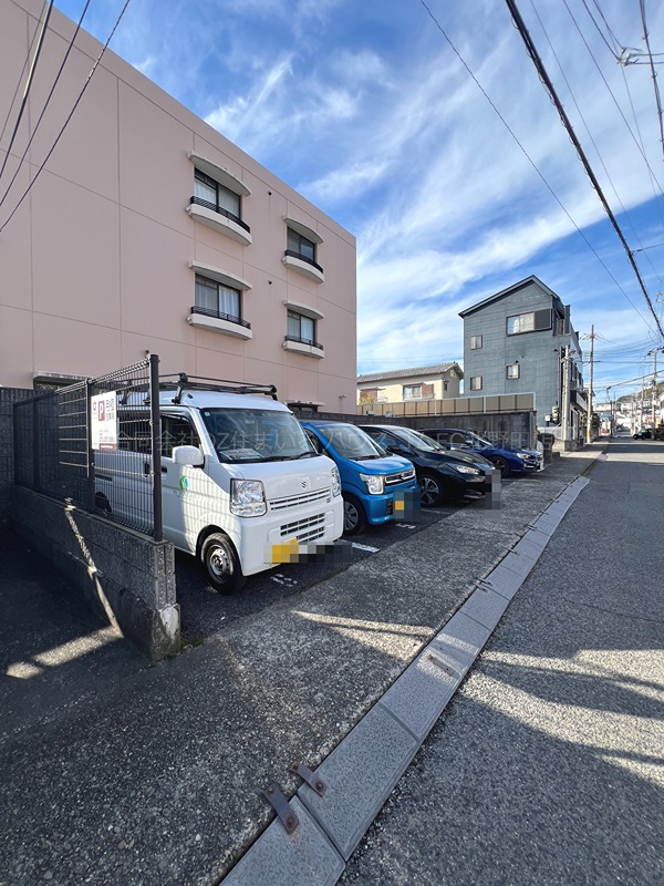 ホワイトロートス 駐車場