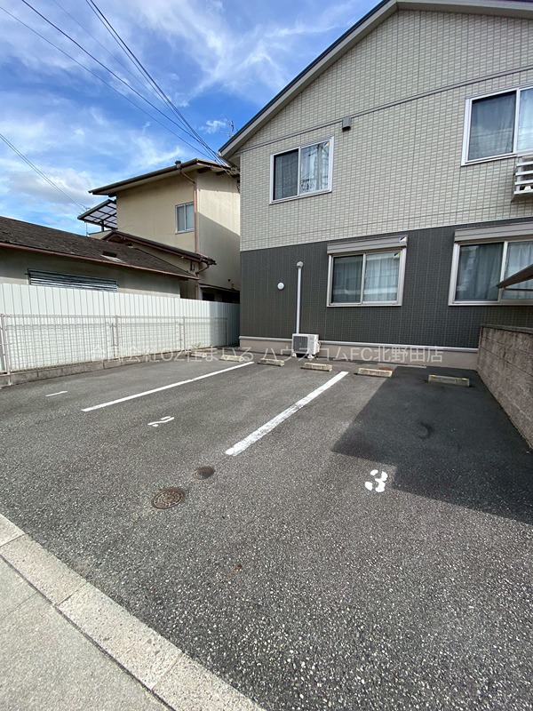 メゾン　キンメイ 駐車場