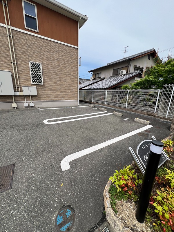 エレガント茱萸木 駐車場