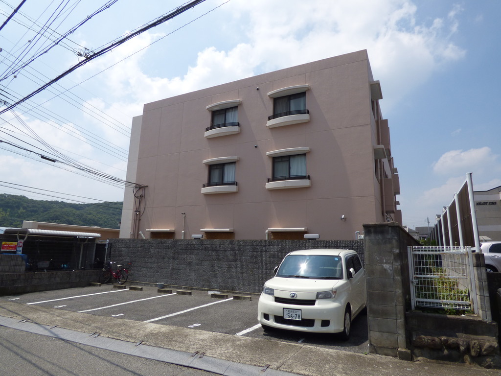 ホワイトロートス 駐車場