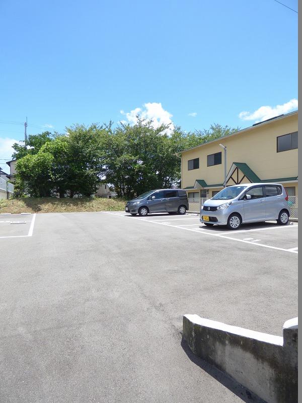 メゾン津々山台 駐車場