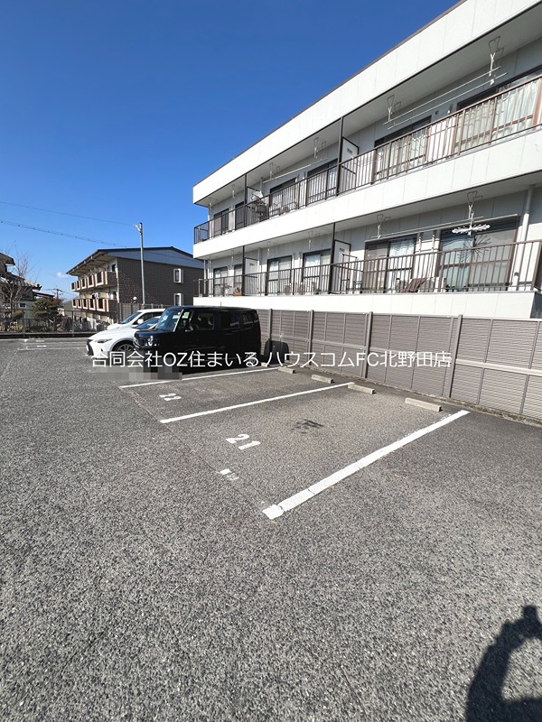 ドミール仲谷2号館 駐車場