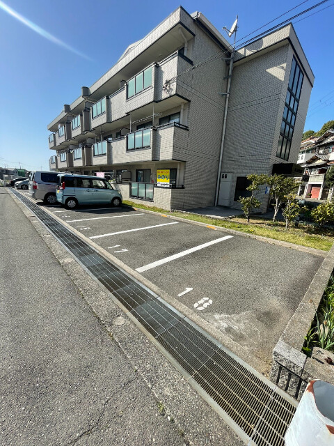 ウィスタリア・藤 駐車場