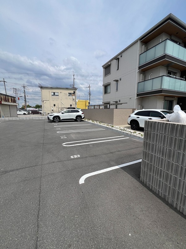 エヌ　プレミール 駐車場