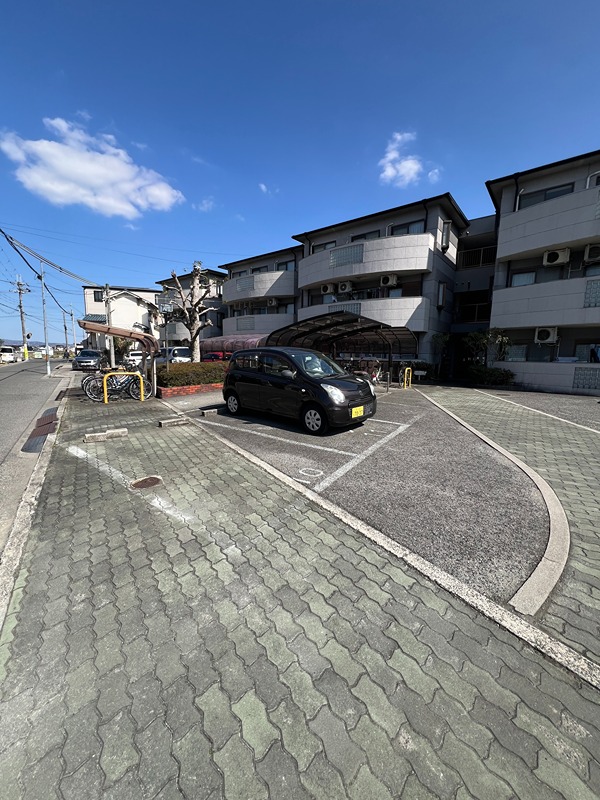 ツイン西尾B 駐車場