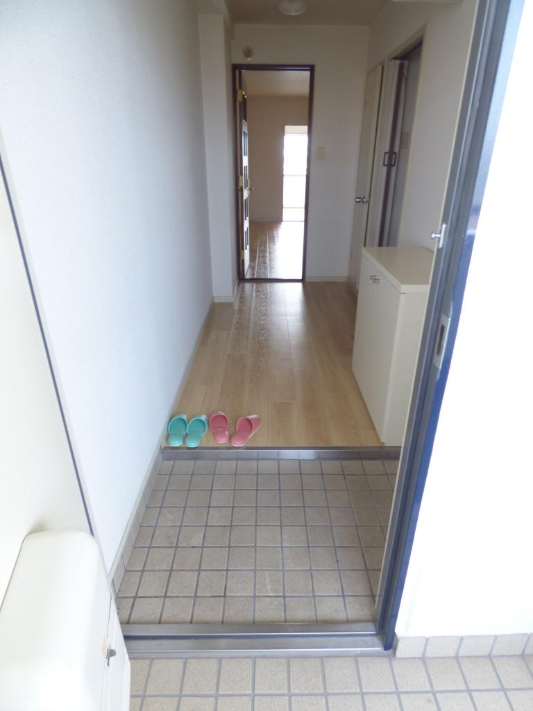 アプティ3番館 玄関
