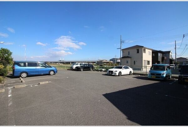 清信ハイツ 駐車場