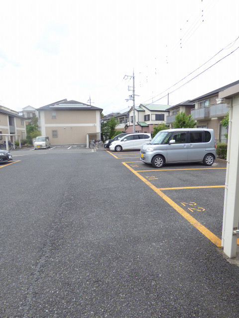 リビングタウン狭山池H棟 駐車場