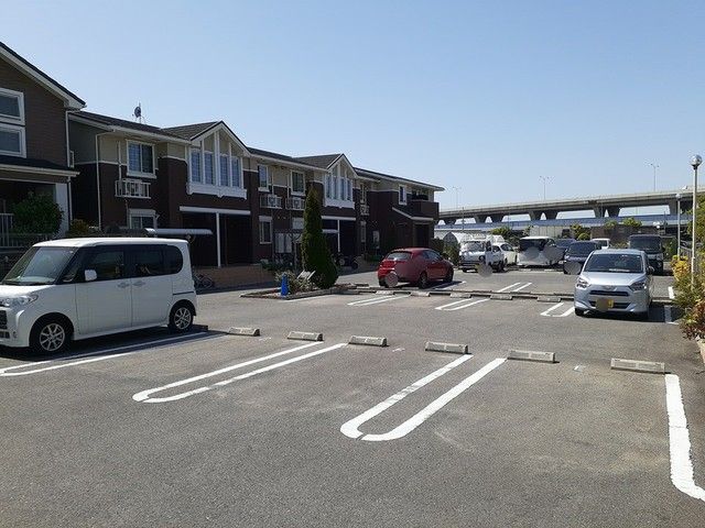 クリスタルブライト 駐車場