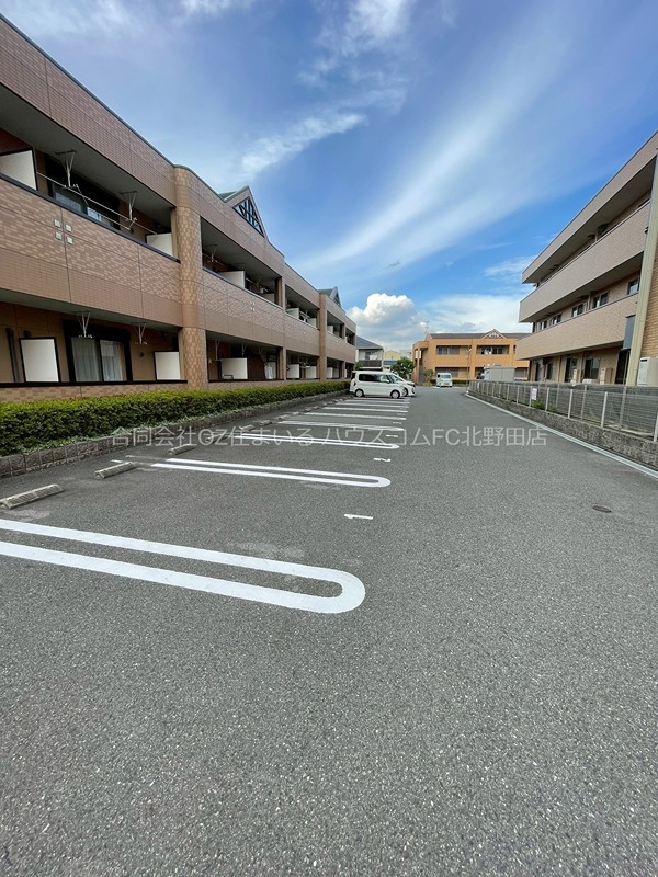ガーデンヒルズⅠ  駐車場