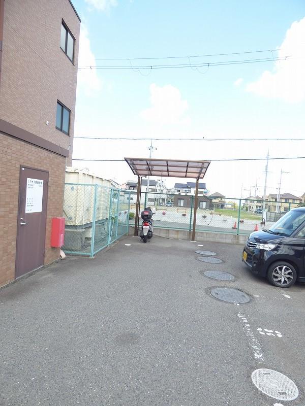 セカンドパレス 駐車場
