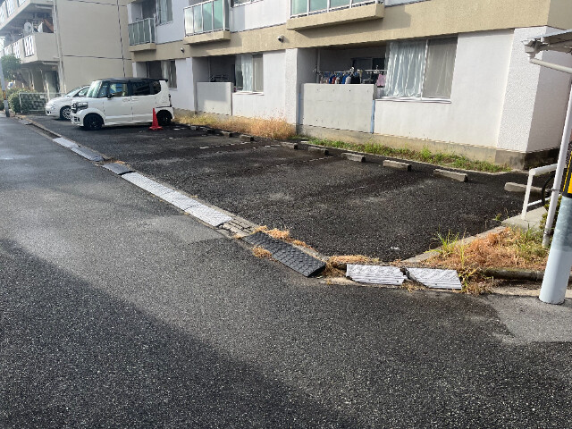 グリュンエルデ美原 駐車場