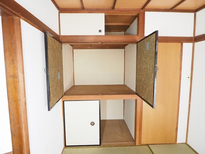 フラワーハウスＢ 収納