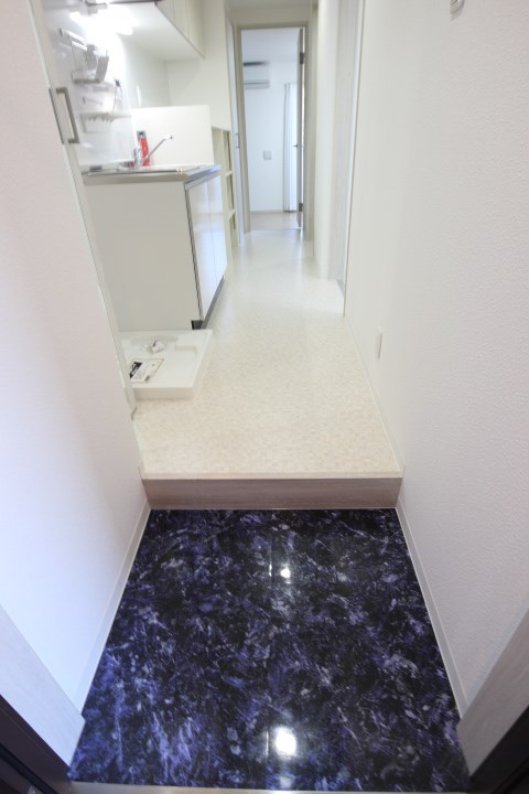 エヌエムキャランドドゥ 玄関