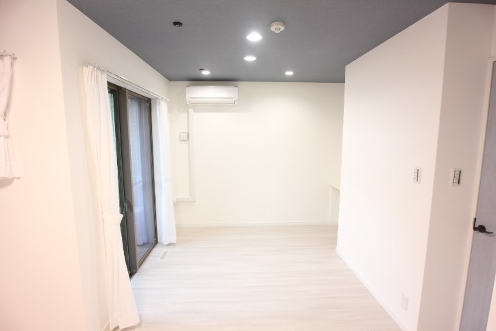 エヌエムサンカンテキャトフC棟 リビング