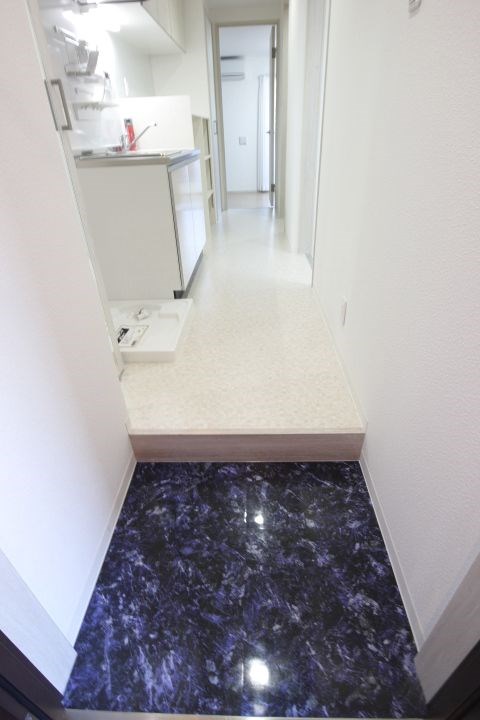 エヌエムキャランドドゥ 玄関