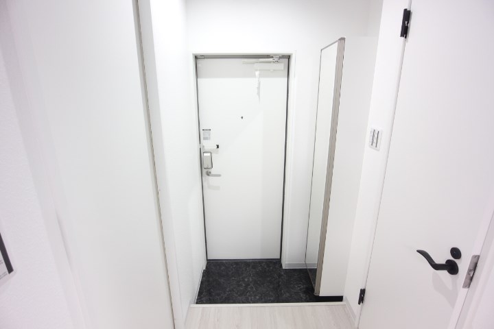 エヌエムサンカンテキャトフE棟 玄関