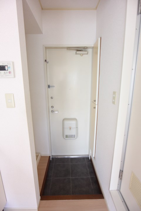 シャルマントミタ 玄関