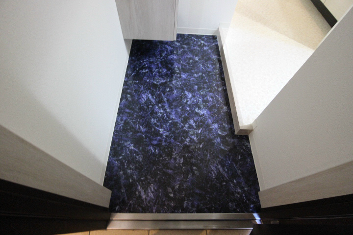 エヌエムキャランドドゥ 玄関