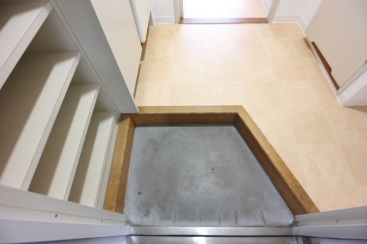 リバティー壱番館 玄関