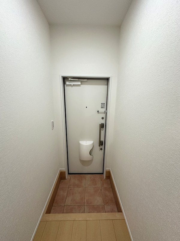 アリビア明神町A棟 玄関