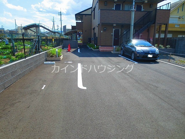 ボンシャンス薫風B棟 駐車場