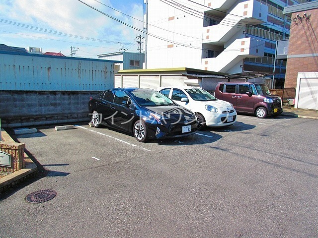 アンプルール茶谷 駐車場