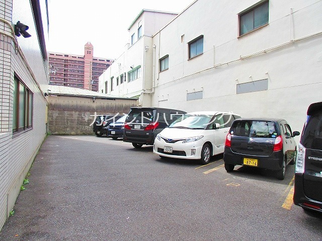 スカイハイツ中加賀屋 駐車場