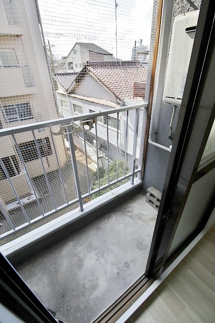 大阪府大阪市住之江区西加賀屋３丁目 ベランダ
