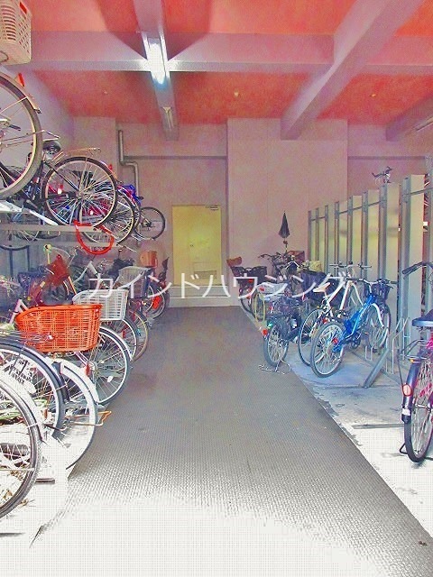 クリスタルハイツ清水丘 駐車場
