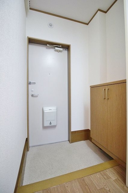 フローレス・ハタ 玄関