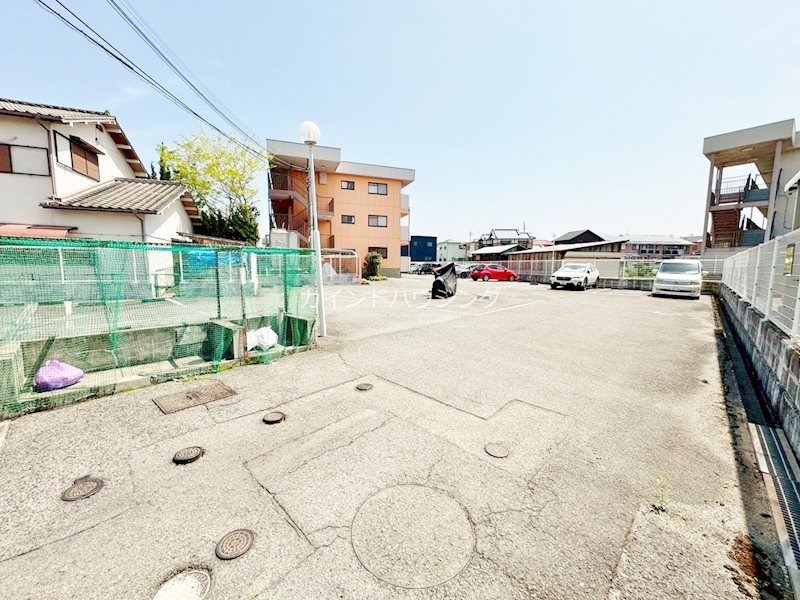 ルナコート 駐車場