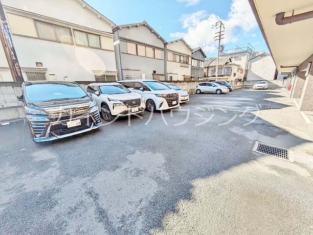 ルミエール花園 駐車場