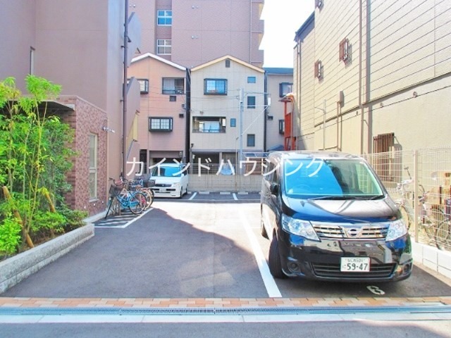 グレイス聖天坂 駐車場
