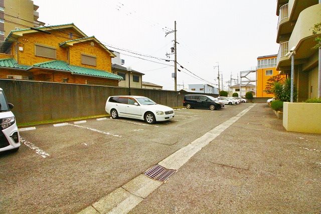 ヒュース泉佐野 駐車場