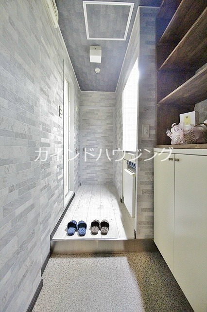 三研ＢＬＤロイヤル本館 玄関